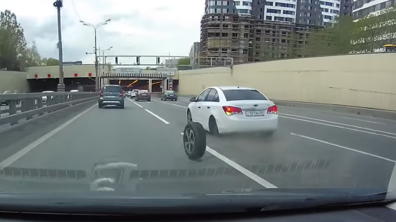 Του έφυγε ο τροχός στη μέση του αυτοκινητοδρόμου!